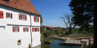 Vor zehn Jahren wurde der Bericht um den Burgraben umgestaltet und ein kleiner Park angelegt. Bilder: Jung